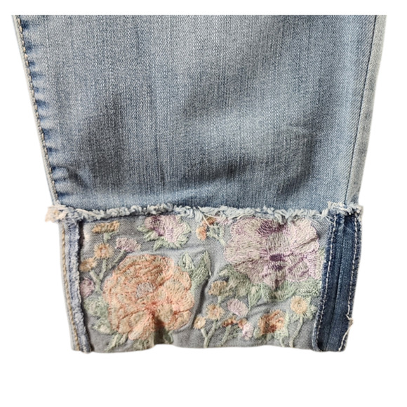 Westport Cropped Capris Denim Jeans Embroidered Floral Cuff Women's 14p - Picture 2 of 4